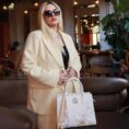 embroidery-leather-white-commuting-handbag-annamariatch-model